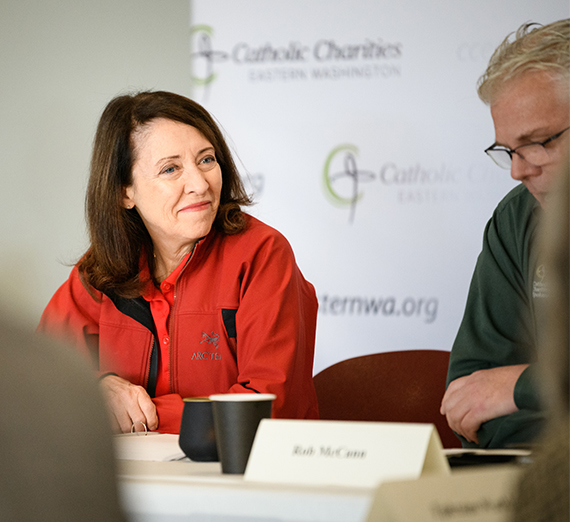 مجموعة من النساء وهن يبتسمن