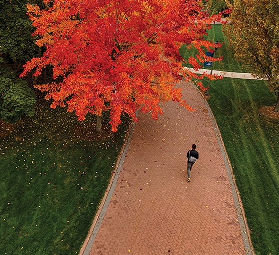 أعضاء فريق التجديف النسائي وهم يعبئون الحقائب في مستودع سكند هارفيست